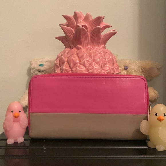 Celine Handbags - Celine Paris leather wallet 🩷